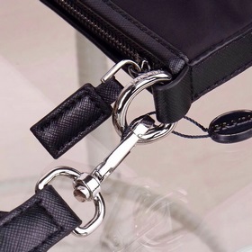 PRADA - официальный сайт сумок через плечо. Используется оригинал