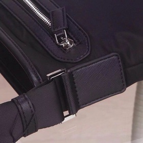 PRADA - официальный сайт сумок через плечо. Используется оригинал