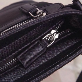 PRADA - официальный сайт сумок через плечо. Используется оригинал