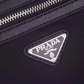 PRADA - официальный сайт сумок через плечо. Используется оригинал