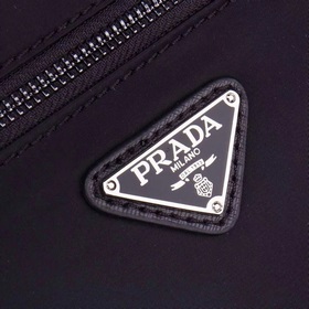 PRADA - официальный сайт сумок через плечо. Изготовлены из оригин