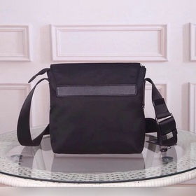 PRADA - официальный сайт сумок через плечо. Используется оригинал