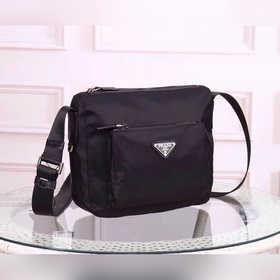 PRADA - официальный сайт сумок через плечо. Используется оригинал