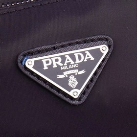 PRADA - официальный сайт сумок через плечо. Используется оригинал