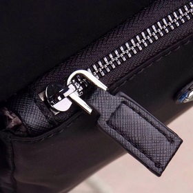 PRADA - официальный сайт сумок через плечо. Используется оригинал
