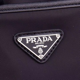 PRADA - официальный сайт сумок через плечо. Используется оригинал