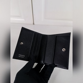 Дамский кожаный кошелек Prada, модель 1M0204, кожа с крестообразн