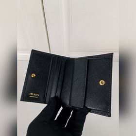 Дамский кожаный кошелек Prada, модель 1M0204, кожа с крестообразн