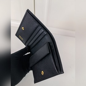 Дамский кожаный кошелек Prada, модель 1M0204, кожа с крестообразн