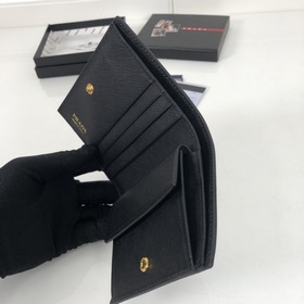 Женский кошелек Prada из серии с большими буквами одного цвета, ч
