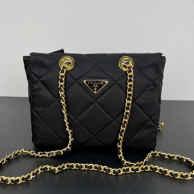 Prada, модель с застежкой-молнией, 1BG468 Эта сумка Vintage с рем