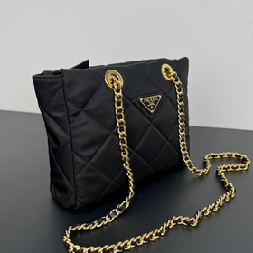 Prada, модель с застежкой-молнией, 1BG468 Эта сумка Vintage с рем