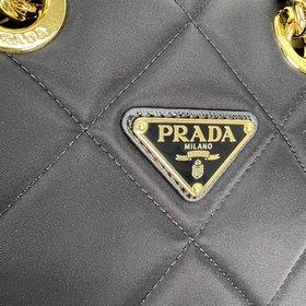 Prada, модель с застежкой-молнией, 1BG468 Эта сумка Vintage с рем