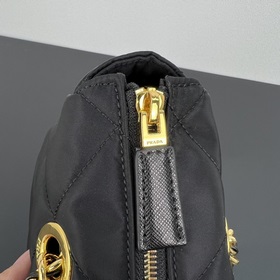 Prada, модель с застежкой-молнией, 1BG468 Эта сумка Vintage с рем