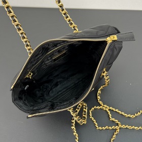 Prada, модель с застежкой-молнией, 1BG468 Эта сумка Vintage с рем