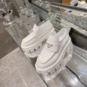 Prada в этом году превзошла себя. Непревзойденная Prada, каждая м