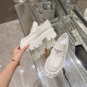 Prada в этом году превзошла себя. Непревзойденная Prada, каждая м