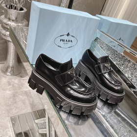 Prada в этом году превзошла себя. Непревзойденная Prada, каждая м