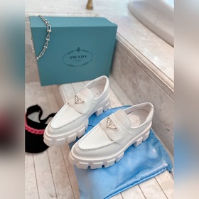 Prada 2024 весна-лето обновленная версия лофей с треугольным лого