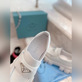 Prada 2024 весна-лето обновленная версия лофей с треугольным лого