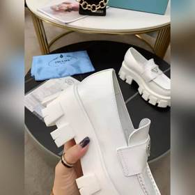 Prada 2024 весна-лето обновленная версия лофей с треугольным лого