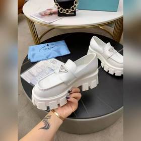 Prada 2024 весна-лето обновленная версия лофей с треугольным лого