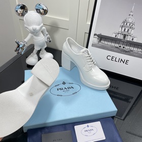 p rada*2024 Осень-зима Prada Лоферы на высоком каблуке с треуголь