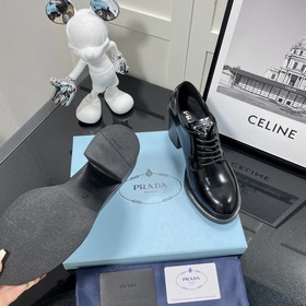 p rada*2024 Осень-зима Prada Лоферы на высоком каблуке с треуголь
