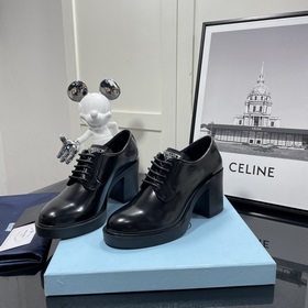 p rada*2024 Осень-зима Prada Лоферы на высоком каблуке с треуголь