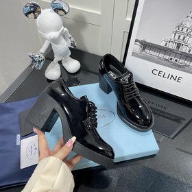 p rada*2024 Осень-зима Prada Лоферы на высоком каблуке с треуголь