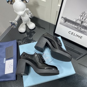 p rada*2024 Осень-зима Prada Лоферы на высоком каблуке с треуголь