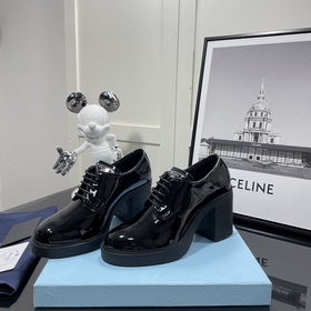 p rada*2024 Осень-зима Prada Лоферы на высоком каблуке с треуголь