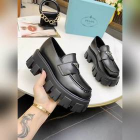 Prada 2024 весна-лето обновленная версия лофей с треугольным лого