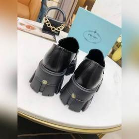 Prada 2024 весна-лето обновленная версия лофей с треугольным лого
