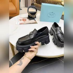 Prada 2024 весна-лето обновленная версия лофей с треугольным лого