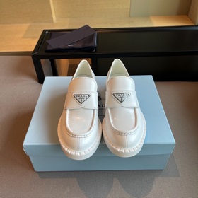 Prada 2024 весна-лето обновленная версия лофей с треугольным лого