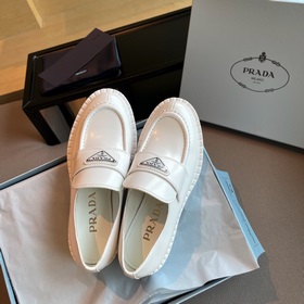 Prada 2024 весна-лето обновленная версия лофей с треугольным лого