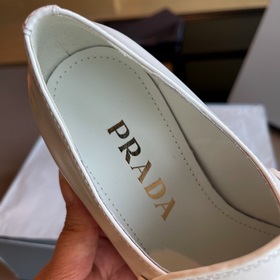 Prada 2024 весна-лето обновленная версия лофей с треугольным лого