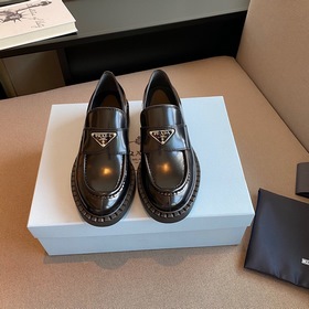 Prada 2024 весна-лето обновленная версия лофей с треугольным лого
