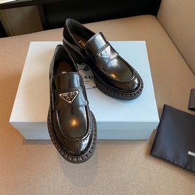 Prada 2024 весна-лето обновленная версия лофей с треугольным лого