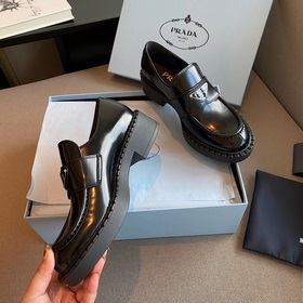 Prada 2024 весна-лето обновленная версия лофей с треугольным лого