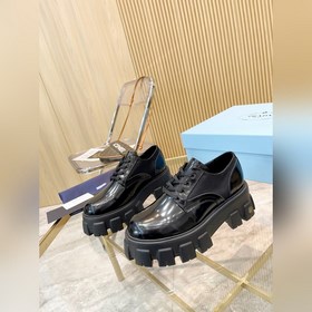 Новая модель черных туфель Prada из телячьей кожи с открытым носк