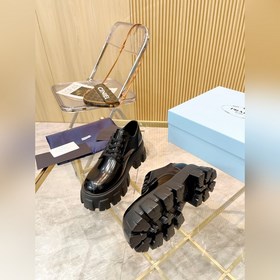 Новая модель черных туфель Prada из телячьей кожи с открытым носк