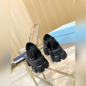 Новая модель черных туфель Prada из телячьей кожи с открытым носк