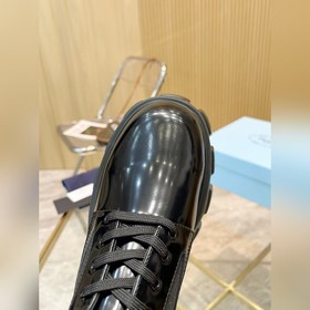 Новая модель черных туфель Prada из телячьей кожи с открытым носк