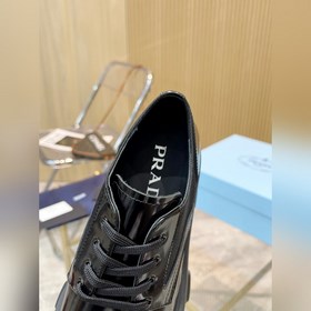 Новая модель черных туфель Prada из телячьей кожи с открытым носк