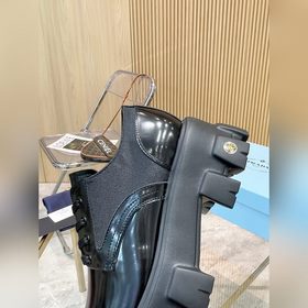 Новая модель черных туфель Prada из телячьей кожи с открытым носк