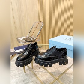 Новая модель черных туфель Prada из телячьей кожи с открытым носк