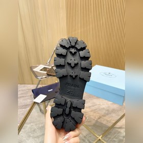 Новая модель черных туфель Prada из телячьей кожи с открытым носк