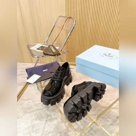 Новая модель черных туфель Prada из телячьей кожи с открытым носк